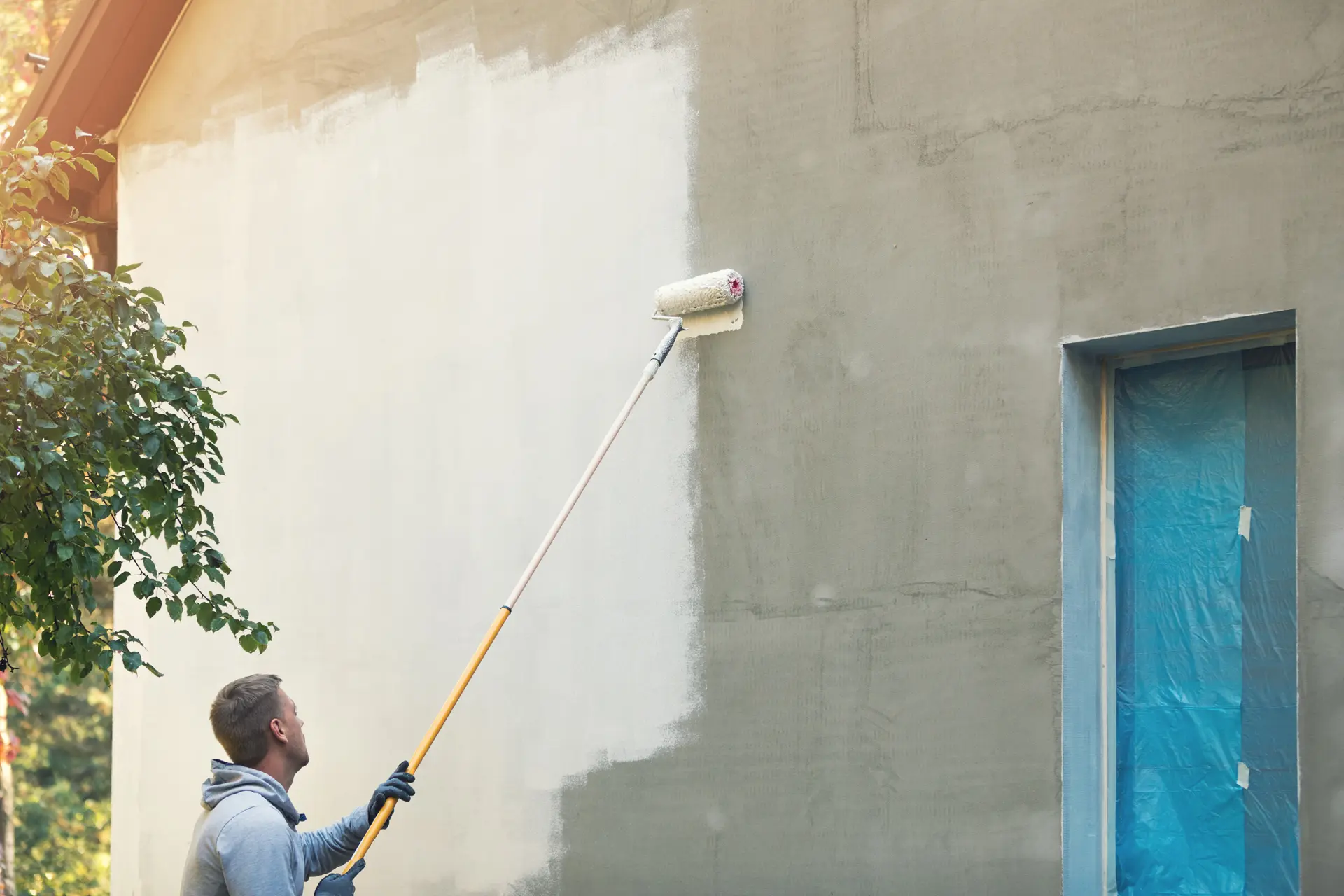 Pintor trabajando en una fachada en Viladecans